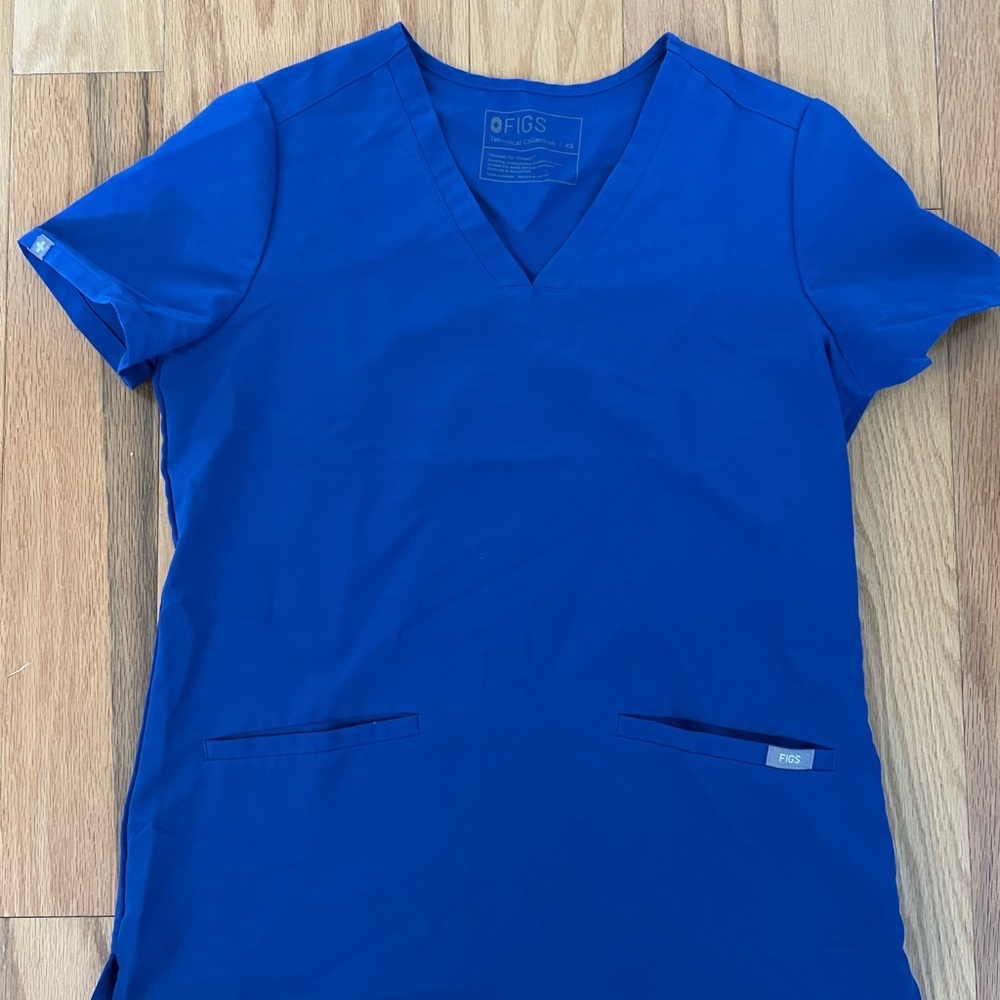 FIGS winning blue casma top